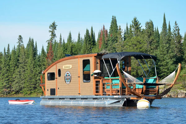 A Voyageur Houseboats rental on the water.