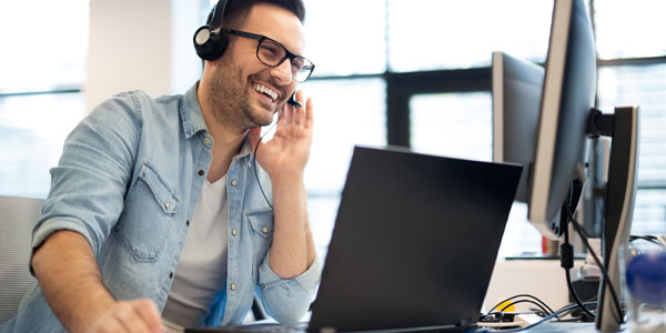 Product support helping customer on the phone